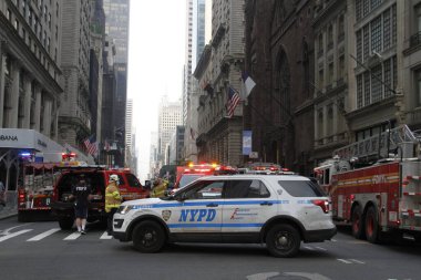 (İşçiler, Trump Tower 'ın önündeki beşinci caddedeki gökdelende İnşaat Bülteni' nde mahsur kaldılar. 20 Mayıs 2022, New York, ABD: Bazı işçiler 712. Cadde 'deki bir gökdelene düşmek üzere olan bir inşaatta mahsur kaldılar