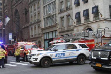 İşçiler, Trump Tower 'ın önündeki beşinci caddedeki bir gökdelende İnşaat Beşiğinde mahsur kaldılar. 20 Mayıs 2022, New York, ABD: Bazı işçiler 712. Cadde 'deki bir gökdelene düşmek üzere olan bir inşaatta mahsur kaldılar