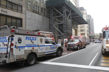 İşçiler, Trump Tower 'ın önündeki beşinci caddedeki bir gökdelende İnşaat Beşiğinde mahsur kaldılar. 20 Mayıs 2022, New York, ABD: Bazı işçiler 712. Cadde 'deki bir gökdelene düşmek üzere olan bir inşaatta mahsur kaldılar