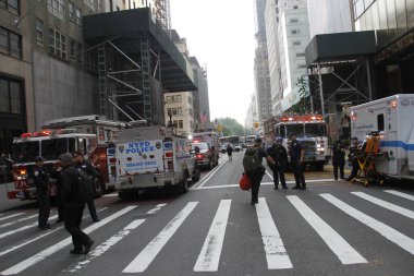İşçiler, Trump Tower 'ın önündeki beşinci caddedeki bir gökdelende İnşaat Beşiğinde mahsur kaldılar. 20 Mayıs 2022, New York, ABD: Bazı işçiler 712. Cadde 'deki bir gökdelene düşmek üzere olan bir inşaatta mahsur kaldılar