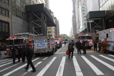 İşçiler, Trump Tower 'ın önündeki beşinci caddedeki bir gökdelende İnşaat Beşiğinde mahsur kaldılar. 20 Mayıs 2022, New York, ABD: Bazı işçiler 712. Cadde 'deki bir gökdelene düşmek üzere olan bir inşaatta mahsur kaldılar