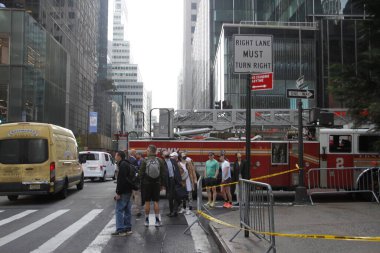 İşçiler, Trump Tower 'ın önündeki beşinci caddedeki bir gökdelende İnşaat Beşiğinde mahsur kaldılar. 20 Mayıs 2022, New York, ABD: Bazı işçiler 712. Cadde 'deki bir gökdelene düşmek üzere olan bir inşaatta mahsur kaldılar