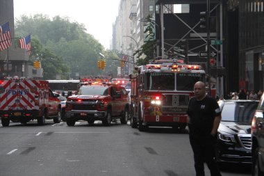İşçiler, Trump Tower 'ın önündeki beşinci caddedeki bir gökdelende İnşaat Beşiğinde mahsur kaldılar. 20 Mayıs 2022, New York, ABD: Bazı işçiler 712. Cadde 'deki bir gökdelene düşmek üzere olan bir inşaatta mahsur kaldılar