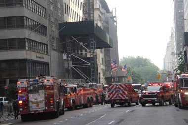 İşçiler, Trump Tower 'ın önündeki beşinci caddedeki bir gökdelende İnşaat Beşiğinde mahsur kaldılar. 20 Mayıs 2022, New York, ABD: Bazı işçiler 712. Cadde 'deki bir gökdelene düşmek üzere olan bir inşaatta mahsur kaldılar