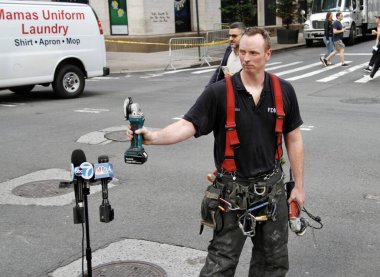Trump Tower 'ın önündeki beşinci caddedeki bir gökdelende yıkılan bir inşaattan iki işçi kurtarıldı. 20 Mayıs 2022, New York, ABD: Bir gökdelene düşmek üzere olan bir inşaat beşiğinde mahsur kalan iki işçi