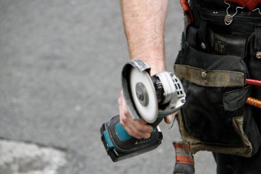 Trump Tower 'ın önündeki beşinci caddedeki bir gökdelende yıkılan bir inşaattan iki işçi kurtarıldı. 20 Mayıs 2022, New York, ABD: Bir gökdelene düşmek üzere olan bir inşaat beşiğinde mahsur kalan iki işçi