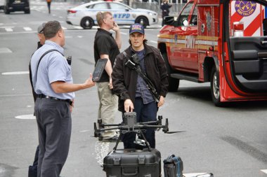 Trump Tower 'ın önündeki beşinci caddedeki bir gökdelende yıkılan bir inşaattan iki işçi kurtarıldı. 20 Mayıs 2022, New York, ABD: Bir gökdelene düşmek üzere olan bir inşaat beşiğinde mahsur kalan iki işçi