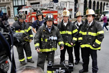 Trump Tower 'ın önündeki beşinci caddedeki bir gökdelende yıkılan bir inşaattan iki işçi kurtarıldı. 20 Mayıs 2022, New York, ABD: Bir gökdelene düşmek üzere olan bir inşaat beşiğinde mahsur kalan iki işçi
