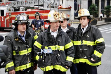 Trump Tower 'ın önündeki beşinci caddedeki bir gökdelende yıkılan bir inşaattan iki işçi kurtarıldı. 20 Mayıs 2022, New York, ABD: Bir gökdelene düşmek üzere olan bir inşaat beşiğinde mahsur kalan iki işçi