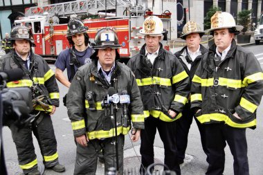 Trump Tower 'ın önündeki beşinci caddedeki bir gökdelende yıkılan bir inşaattan iki işçi kurtarıldı. 20 Mayıs 2022, New York, ABD: Bir gökdelene düşmek üzere olan bir inşaat beşiğinde mahsur kalan iki işçi