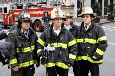 Trump Tower 'ın önündeki beşinci caddedeki bir gökdelende yıkılan bir inşaattan iki işçi kurtarıldı. 20 Mayıs 2022, New York, ABD: Bir gökdelene düşmek üzere olan bir inşaat beşiğinde mahsur kalan iki işçi