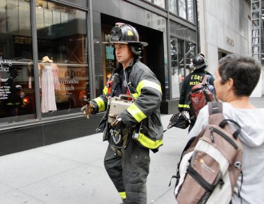 Trump Tower 'ın önündeki beşinci caddedeki bir gökdelende yıkılan bir inşaattan iki işçi kurtarıldı. 20 Mayıs 2022, New York, ABD: Bir gökdelene düşmek üzere olan bir inşaat beşiğinde mahsur kalan iki işçi
