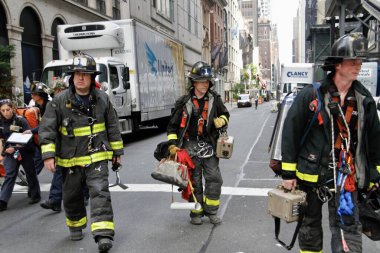 Trump Tower 'ın önündeki beşinci caddedeki bir gökdelende yıkılan bir inşaattan iki işçi kurtarıldı. 20 Mayıs 2022, New York, ABD: Bir gökdelene düşmek üzere olan bir inşaat beşiğinde mahsur kalan iki işçi