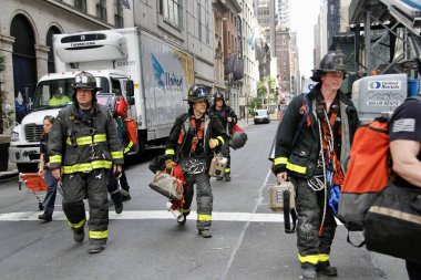 Trump Tower 'ın önündeki beşinci caddedeki bir gökdelende yıkılan bir inşaattan iki işçi kurtarıldı. 20 Mayıs 2022, New York, ABD: Bir gökdelene düşmek üzere olan bir inşaat beşiğinde mahsur kalan iki işçi