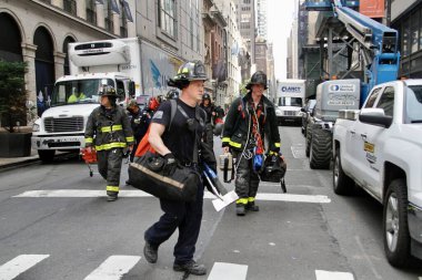 Trump Tower 'ın önündeki beşinci caddedeki bir gökdelende yıkılan bir inşaattan iki işçi kurtarıldı. 20 Mayıs 2022, New York, ABD: Bir gökdelene düşmek üzere olan bir inşaat beşiğinde mahsur kalan iki işçi