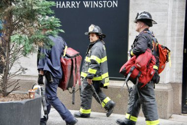 Trump Tower 'ın önündeki beşinci caddedeki bir gökdelende yıkılan bir inşaattan iki işçi kurtarıldı. 20 Mayıs 2022, New York, ABD: Bir gökdelene düşmek üzere olan bir inşaat beşiğinde mahsur kalan iki işçi