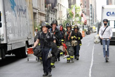 Trump Tower 'ın önündeki beşinci caddedeki bir gökdelende yıkılan bir inşaattan iki işçi kurtarıldı. 20 Mayıs 2022, New York, ABD: Bir gökdelene düşmek üzere olan bir inşaat beşiğinde mahsur kalan iki işçi