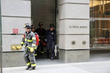 Trump Tower 'ın önündeki beşinci caddedeki bir gökdelende yıkılan bir inşaattan iki işçi kurtarıldı. 20 Mayıs 2022, New York, ABD: Bir gökdelene düşmek üzere olan bir inşaat beşiğinde mahsur kalan iki işçi