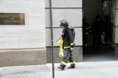 Trump Tower 'ın önündeki beşinci caddedeki bir gökdelende yıkılan bir inşaattan iki işçi kurtarıldı. 20 Mayıs 2022, New York, ABD: Bir gökdelene düşmek üzere olan bir inşaat beşiğinde mahsur kalan iki işçi
