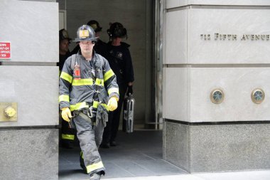 Trump Tower 'ın önündeki beşinci caddedeki bir gökdelende yıkılan bir inşaattan iki işçi kurtarıldı. 20 Mayıs 2022, New York, ABD: Bir gökdelene düşmek üzere olan bir inşaat beşiğinde mahsur kalan iki işçi