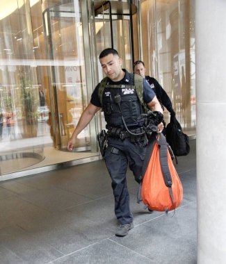 Trump Tower 'ın önündeki beşinci caddedeki bir gökdelende yıkılan bir inşaattan iki işçi kurtarıldı. 20 Mayıs 2022, New York, ABD: Bir gökdelene düşmek üzere olan bir inşaat beşiğinde mahsur kalan iki işçi