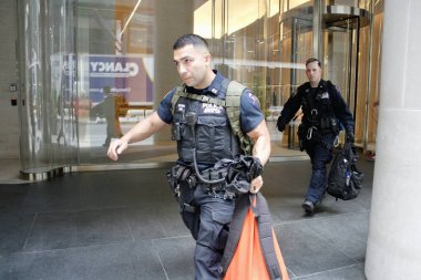 Trump Tower 'ın önündeki beşinci caddedeki bir gökdelende yıkılan bir inşaattan iki işçi kurtarıldı. 20 Mayıs 2022, New York, ABD: Bir gökdelene düşmek üzere olan bir inşaat beşiğinde mahsur kalan iki işçi