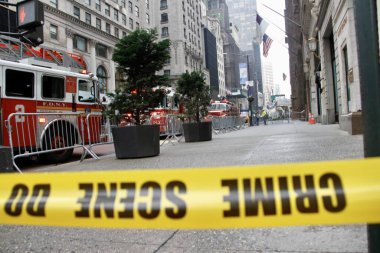 Trump Tower 'ın önündeki beşinci caddedeki bir gökdelende yıkılan bir inşaattan iki işçi kurtarıldı. 20 Mayıs 2022, New York, ABD: Bir gökdelene düşmek üzere olan bir inşaat beşiğinde mahsur kalan iki işçi