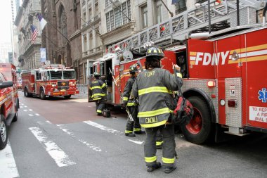 Trump Tower 'ın önündeki beşinci caddedeki bir gökdelende yıkılan bir inşaattan iki işçi kurtarıldı. 20 Mayıs 2022, New York, ABD: Bir gökdelene düşmek üzere olan bir inşaat beşiğinde mahsur kalan iki işçi