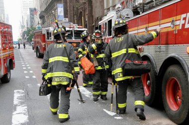 Trump Tower 'ın önündeki beşinci caddedeki bir gökdelende yıkılan bir inşaattan iki işçi kurtarıldı. 20 Mayıs 2022, New York, ABD: Bir gökdelene düşmek üzere olan bir inşaat beşiğinde mahsur kalan iki işçi