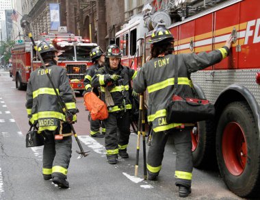 Trump Tower 'ın önündeki beşinci caddedeki bir gökdelende yıkılan bir inşaattan iki işçi kurtarıldı. 20 Mayıs 2022, New York, ABD: Bir gökdelene düşmek üzere olan bir inşaat beşiğinde mahsur kalan iki işçi