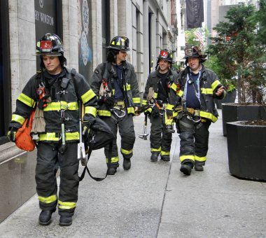 Trump Tower 'ın önündeki beşinci caddedeki bir gökdelende yıkılan bir inşaattan iki işçi kurtarıldı. 20 Mayıs 2022, New York, ABD: Bir gökdelene düşmek üzere olan bir inşaat beşiğinde mahsur kalan iki işçi