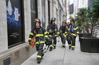 Trump Tower 'ın önündeki beşinci caddedeki bir gökdelende yıkılan bir inşaattan iki işçi kurtarıldı. 20 Mayıs 2022, New York, ABD: Bir gökdelene düşmek üzere olan bir inşaat beşiğinde mahsur kalan iki işçi
