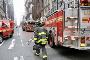 Trump Tower 'ın önündeki beşinci caddedeki bir gökdelende yıkılan bir inşaattan iki işçi kurtarıldı. 20 Mayıs 2022, New York, ABD: Bir gökdelene düşmek üzere olan bir inşaat beşiğinde mahsur kalan iki işçi