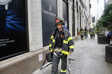 Trump Tower 'ın önündeki beşinci caddedeki bir gökdelende yıkılan bir inşaattan iki işçi kurtarıldı. 20 Mayıs 2022, New York, ABD: Bir gökdelene düşmek üzere olan bir inşaat beşiğinde mahsur kalan iki işçi