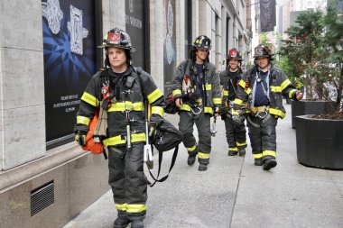 Trump Tower 'ın önündeki beşinci caddedeki bir gökdelende yıkılan bir inşaattan iki işçi kurtarıldı. 20 Mayıs 2022, New York, ABD: Bir gökdelene düşmek üzere olan bir inşaat beşiğinde mahsur kalan iki işçi