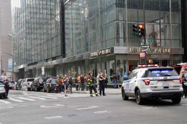 Trump Tower 'ın önündeki beşinci caddedeki bir gökdelende yıkılan bir inşaattan iki işçi kurtarıldı. 20 Mayıs 2022, New York, ABD: Bir gökdelene düşmek üzere olan bir inşaat beşiğinde mahsur kalan iki işçi