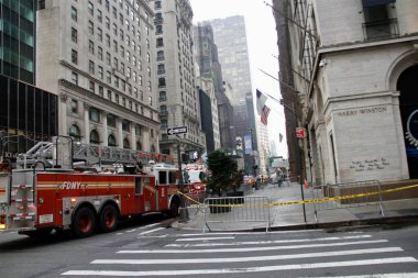 Trump Tower 'ın önündeki beşinci caddedeki bir gökdelende yıkılan bir inşaattan iki işçi kurtarıldı. 20 Mayıs 2022, New York, ABD: Bir gökdelene düşmek üzere olan bir inşaat beşiğinde mahsur kalan iki işçi