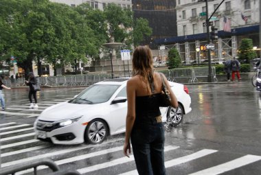 Şaşırtıcı bir sağanak New York 'luları gafil avladı. 20 Mayıs 2022, New York, ABD: Şiddetli bir yağış getiren ani hava değişimi New Yorkluları ve turistleri Cuma akşamı Manhattan 'da habersiz yakaladı (20)).