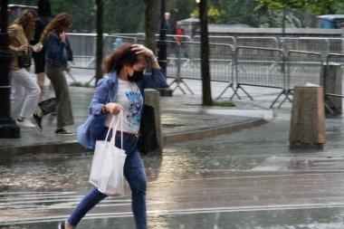Şaşırtıcı bir sağanak New York 'luları gafil avladı. 20 Mayıs 2022, New York, ABD: Şiddetli bir yağış getiren ani hava değişimi New Yorkluları ve turistleri Cuma akşamı Manhattan 'da habersiz yakaladı (20)).