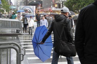 Şaşırtıcı bir sağanak New York 'luları gafil avladı. 20 Mayıs 2022, New York, ABD: Şiddetli bir yağış getiren ani hava değişimi New Yorkluları ve turistleri Cuma akşamı Manhattan 'da habersiz yakaladı (20)).