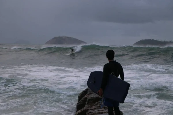 在里约热内卢Leblon海滩玩得最开心的冲浪者 2022年5月20日 巴西里约热内卢 冲浪者享受亚热带风暴Yakecan带来的恶劣天气带来的巨浪 — 图库照片