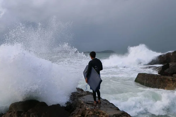 在里约热内卢Leblon海滩玩得最开心的冲浪者 2022年5月20日 巴西里约热内卢 冲浪者享受亚热带风暴Yakecan带来的恶劣天气带来的巨浪 — 图库照片