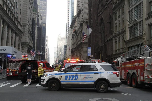 (İşçiler, Trump Tower 'ın önündeki beşinci caddedeki gökdelende İnşaat Bülteni' nde mahsur kaldılar. 20 Mayıs 2022, New York, ABD: Bazı işçiler 712. Cadde 'deki bir gökdelene düşmek üzere olan bir inşaatta mahsur kaldılar