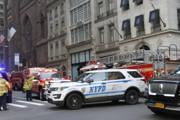 İşçiler, Trump Tower 'ın önündeki beşinci caddedeki bir gökdelende İnşaat Beşiğinde mahsur kaldılar. 20 Mayıs 2022, New York, ABD: Bazı işçiler 712. Cadde 'deki bir gökdelene düşmek üzere olan bir inşaatta mahsur kaldılar