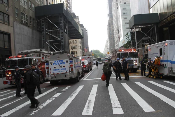 İşçiler, Trump Tower 'ın önündeki beşinci caddedeki bir gökdelende İnşaat Beşiğinde mahsur kaldılar. 20 Mayıs 2022, New York, ABD: Bazı işçiler 712. Cadde 'deki bir gökdelene düşmek üzere olan bir inşaatta mahsur kaldılar
