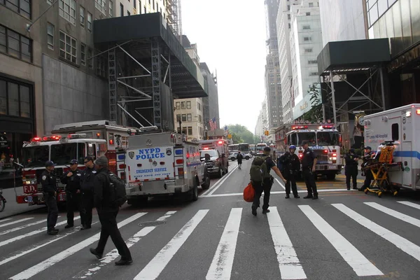 İşçiler, Trump Tower 'ın önündeki beşinci caddedeki bir gökdelende İnşaat Beşiğinde mahsur kaldılar. 20 Mayıs 2022, New York, ABD: Bazı işçiler 712. Cadde 'deki bir gökdelene düşmek üzere olan bir inşaatta mahsur kaldılar