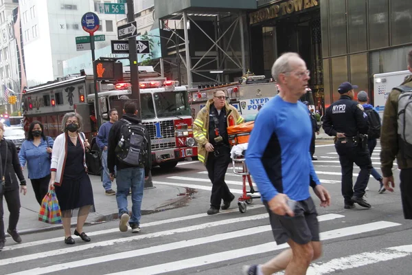 Workers Stranded Construction Cradle Skyscraper Fifth Avenue Front Trump Tower — Stock Photo, Image