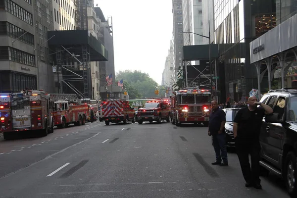 İşçiler, Trump Tower 'ın önündeki beşinci caddedeki bir gökdelende İnşaat Beşiğinde mahsur kaldılar. 20 Mayıs 2022, New York, ABD: Bazı işçiler 712. Cadde 'deki bir gökdelene düşmek üzere olan bir inşaatta mahsur kaldılar