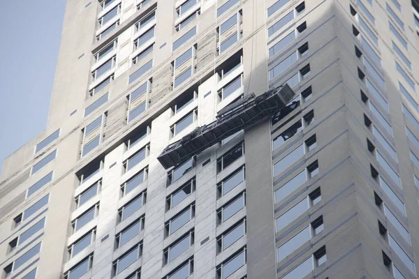 Arbetare Strandsatta Construction Cradle Skyskrapa Femte Avenyn Framför Trump Tower — Stockfoto