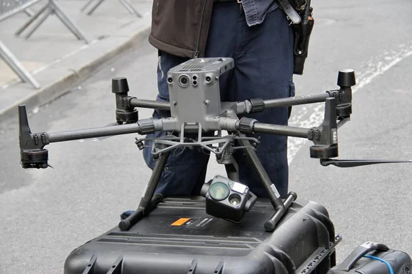 Twee Arbeiders Gered Van Een Vallende Bouw Cradle Een Wolkenkrabber — Stockfoto